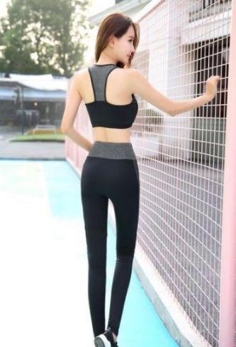 紧身打底裤美女，大秀魅力身姿，尽情展示优美迷人的S形身材！