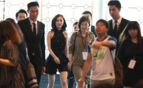 杨幂接受采访巧妙间接回应网络不实传闻称自己很疼很会照顾女儿!