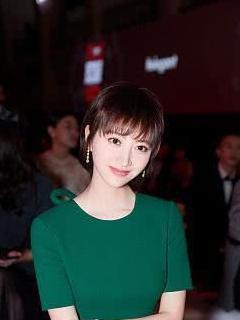 景甜豁出去了，裙子前包裹严实却在“后背开大洞”，网友：太敢穿