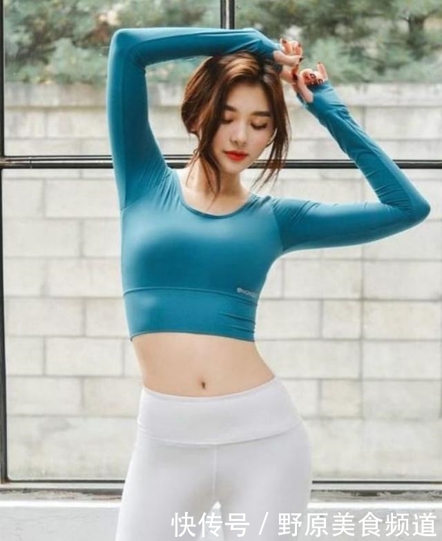 美女:街拍:傲人身材的打底裤美女,散发甜美气质,更加吸睛夺目!