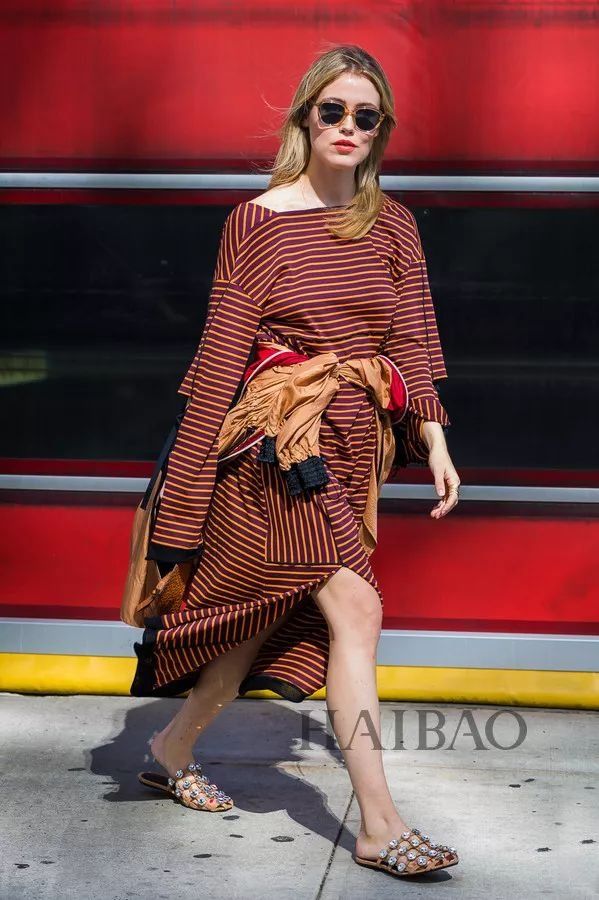 好看| 连衣裙+凉拖这组绝配CP，上班约会谁穿谁美!