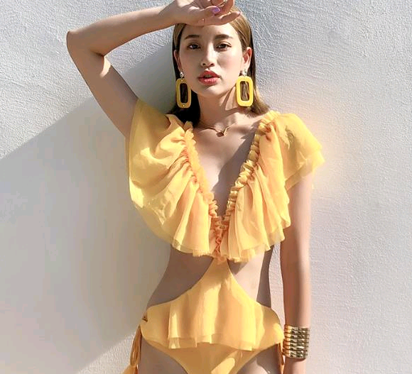 比基尼泳衣美女，把身材润饰的完满无缺，镂空设计展现完美身段！