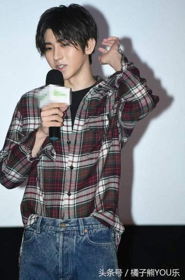 一向白净的蔡徐坤被打扮成保守的理科男？惨被吐槽的他还好颜值高