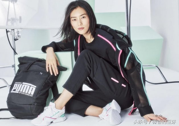 刘雯终于不穿牛仔裤了，换了条“工人裤”，小编觉得又要卖断货了