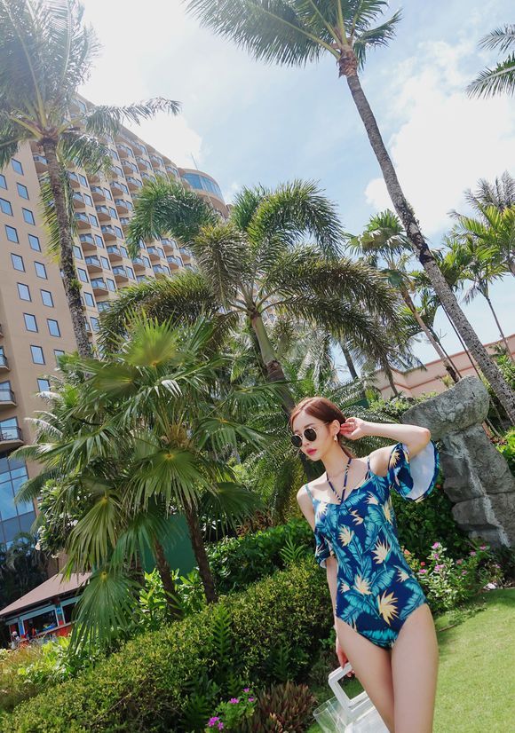 女神孙允珠，枯藤蓝叶梦幻夏威夷绑带泳装