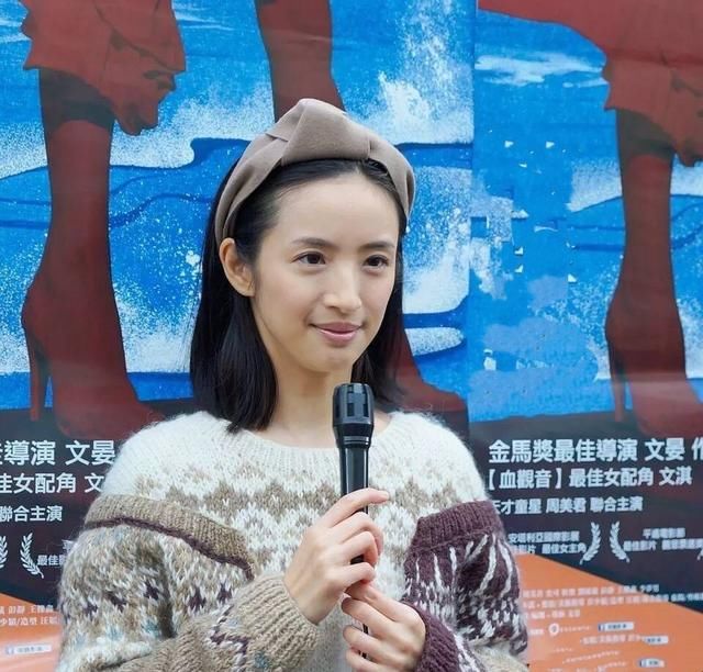 路人镜头下，林依晨胖回娃娃脸重回18岁，却被沈月式身材抢镜！