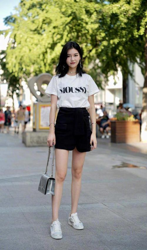 丰满又精致的打底裤小姐姐,秀丽迷人,S形曲线很吸引人!