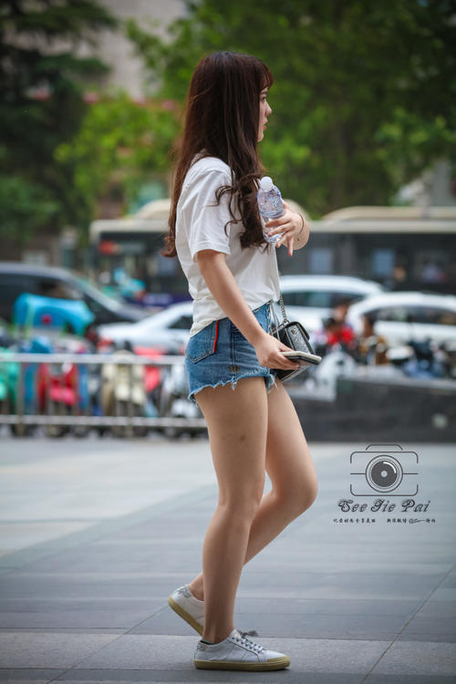 路人街拍，牛仔热裤小姐姐，简单的搭配清新的气质