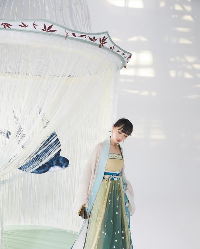 整套衣服■来不及解析了,不需要遵循配色不过三原则,汉服配色就是这么随性