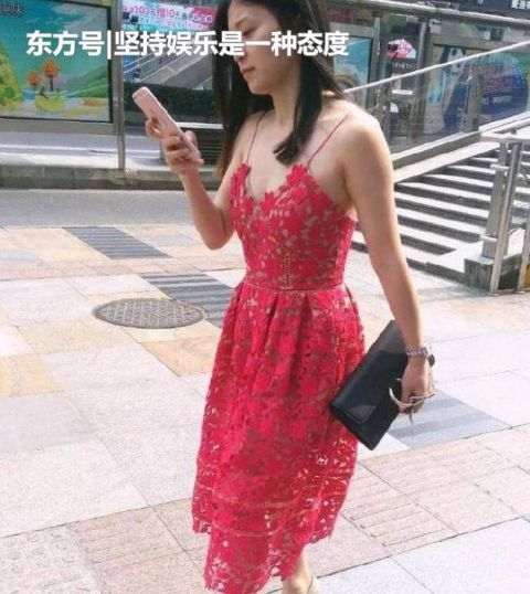  『风范』街拍：沉鱼落雁的美女，一件蕾丝上衣配浅色短裙，时尚魅力风范