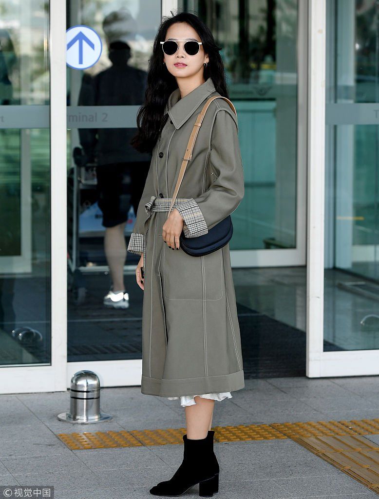 尹胜雅穿风衣凹造型秀细长美腿  对镜头鞠躬发射爱心亲民范