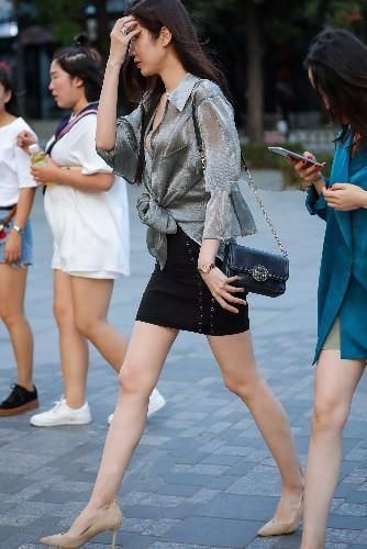 街拍:小阿姨气质温雅，包臀短裙的长度恰当好处，凸显纤细腰身!