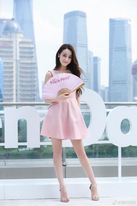 29岁baby和26岁热巴同穿小粉裙，是不是真的女神脸，一目了然！