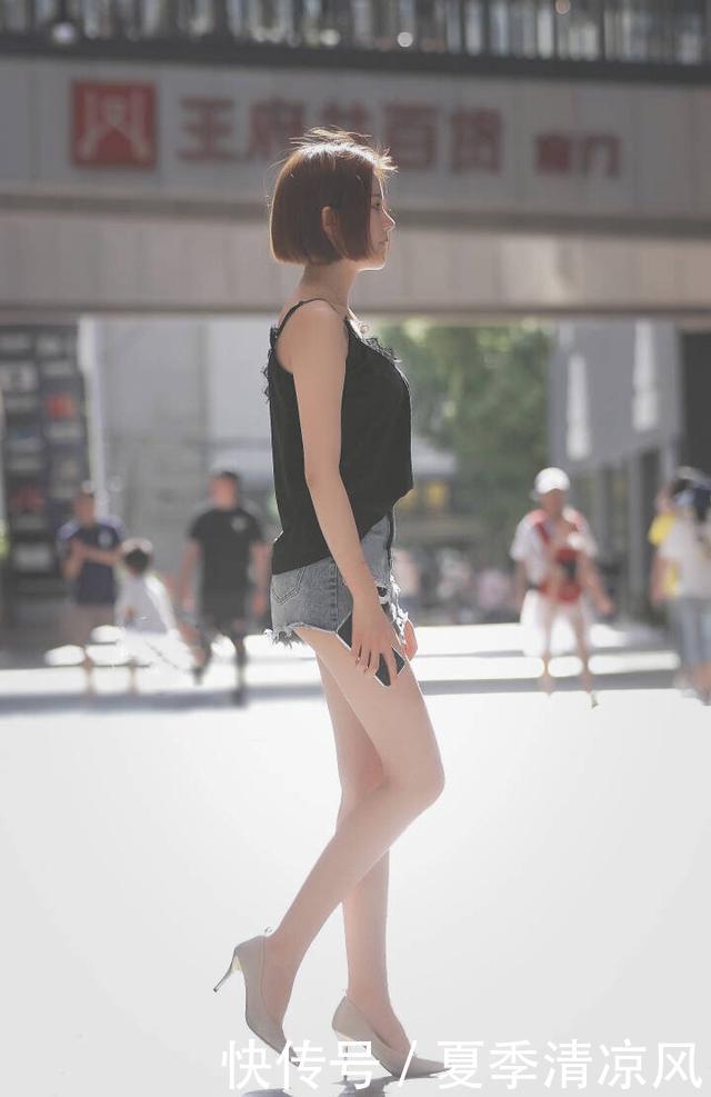 女生都应该穿高跟鞋，瞬间让你美得不行，走在街头很吸睛