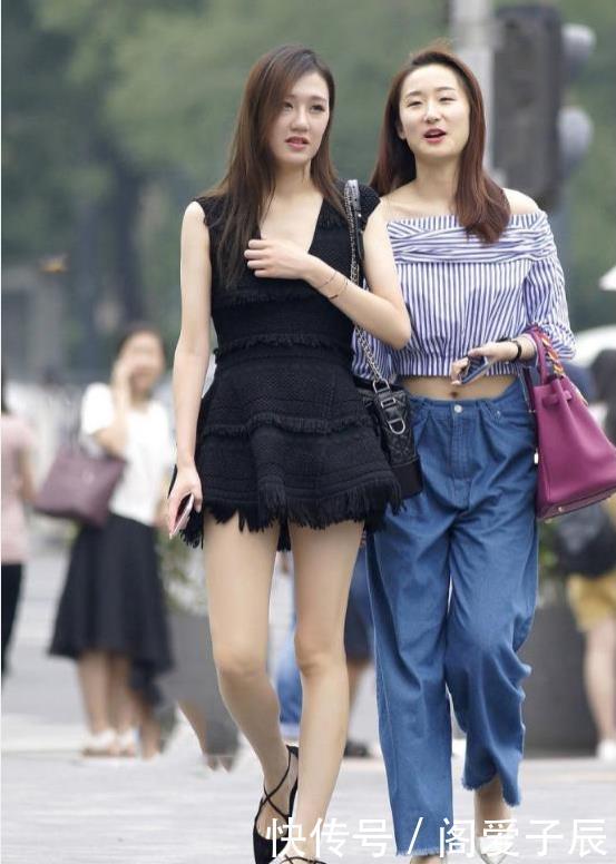 『 露脐装』修饰完美身形,尽显熟女韵味,街拍:露脐装搭配格纹长裤