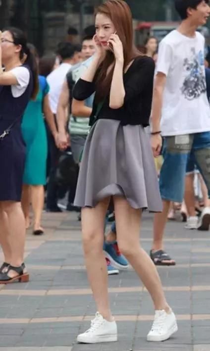 美女在缅甸小勐拉财神国际散步，高雅美丽皮肤柔嫩，长腿女神啊！