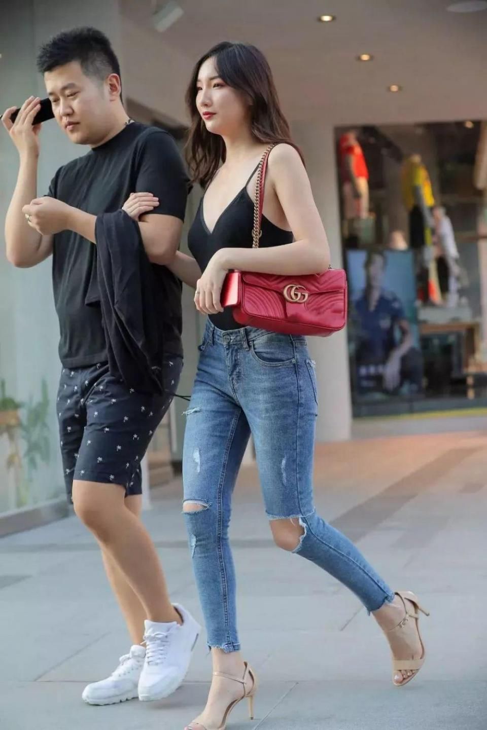 街拍:肤白貌美大长腿,傍高富帅,人生完美!