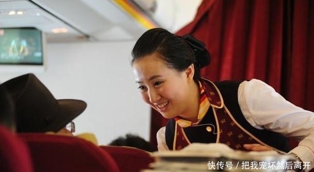 为何坐飞机的时候,空姐会接二连三“送吃”的?大部分人不知道