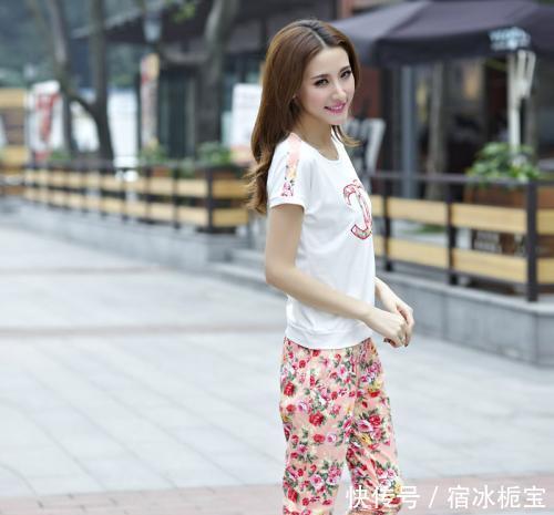 『风范』时尚街拍:窈窕优雅的街拍美女,穿搭性感优雅,傲娇女神风范