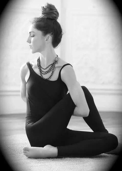 听说拥有蝴蝶背穿露背装会很好看，但前提是你要学会这三式瑜伽!