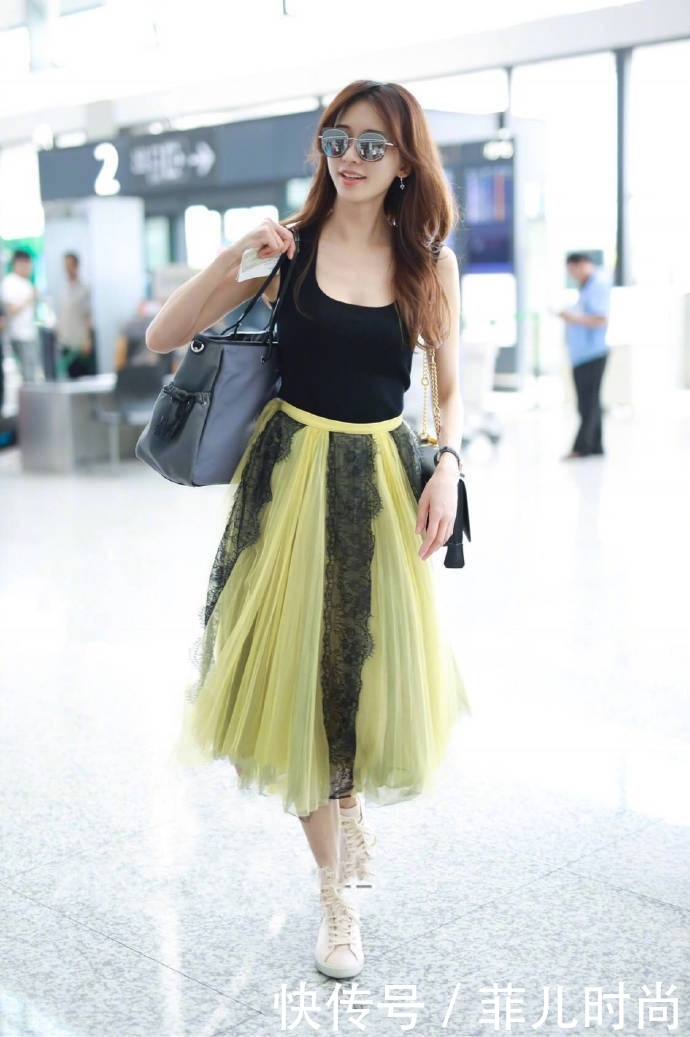 林志玲穿3D版条纹连衣裙，中间还露了个洞，网友：好身材藏不住