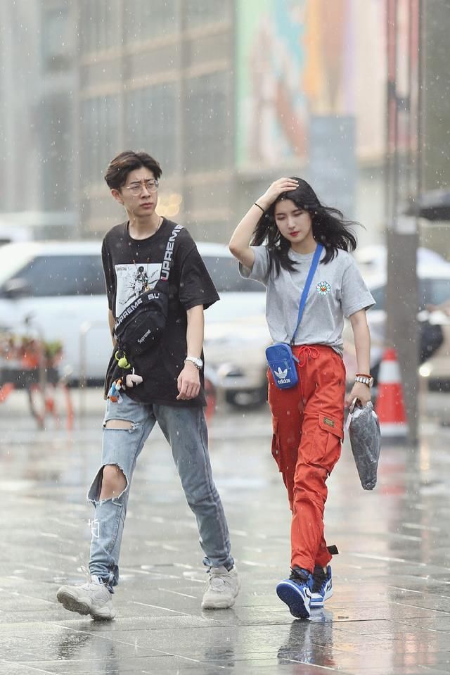 街拍:学生气质小美女，白T恤搭配百褶短裙，优雅中透露出小性感