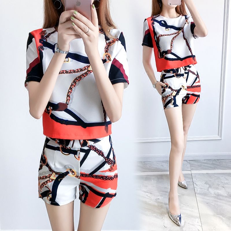 149媳妇把高跟鞋全扔了，穿这样短裤套装，穿平底鞋也能显高