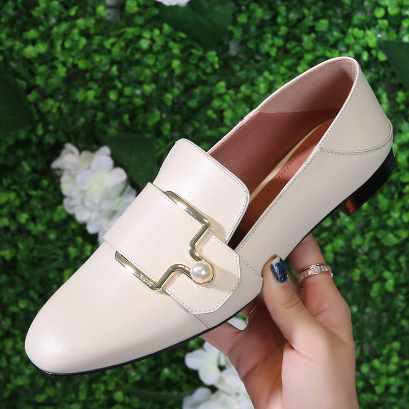 高跟鞋淘汰了!今秋主流“粗跟女鞋”，舒适又养脚，美得清新脱俗