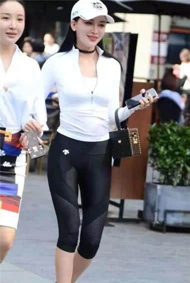 两位小姐姐一个身穿包臀裙一个身穿运动紧身裤显出凹凸身材, 在大