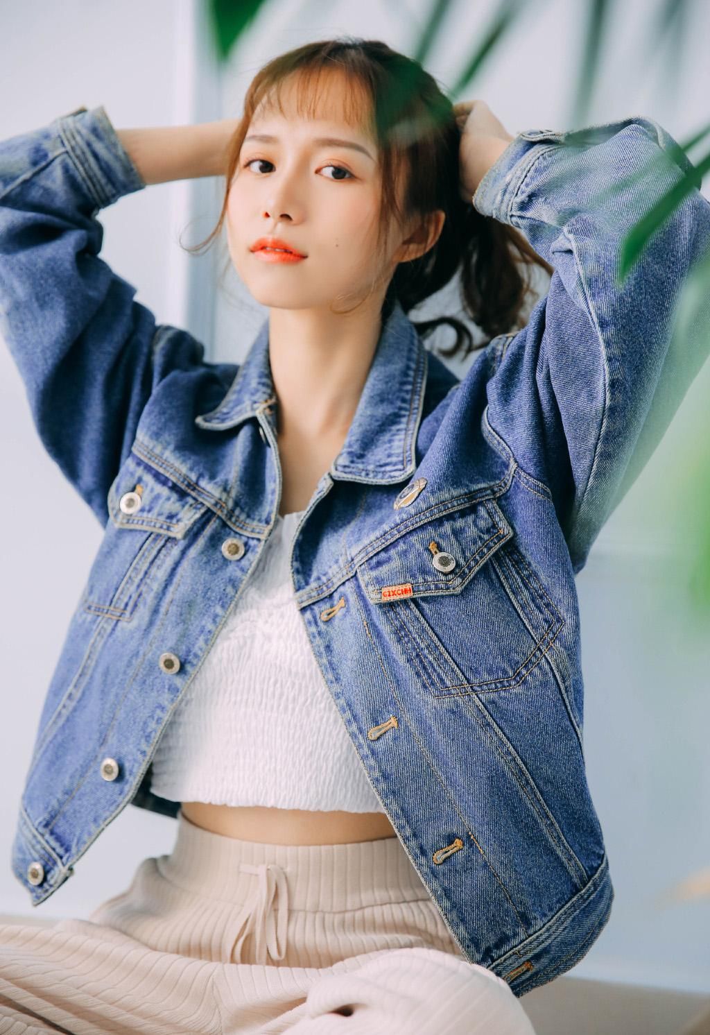 热裤美女吊带锁骨性感私房写真