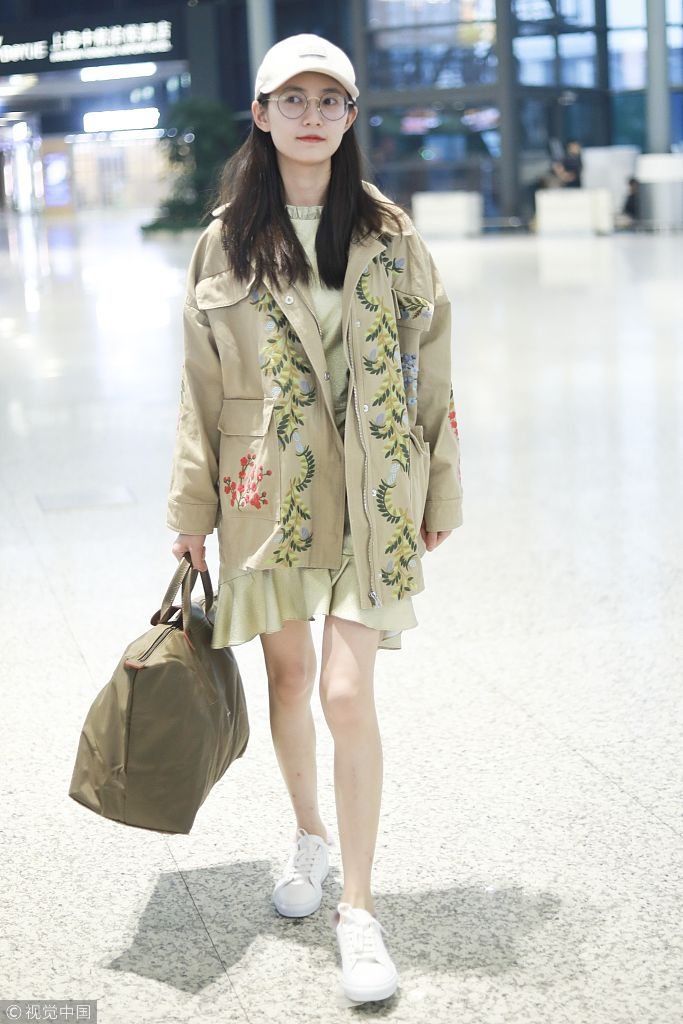 “新版赵敏”陈钰琪独自亮相机场 素颜皮肤白皙美腿吸睛