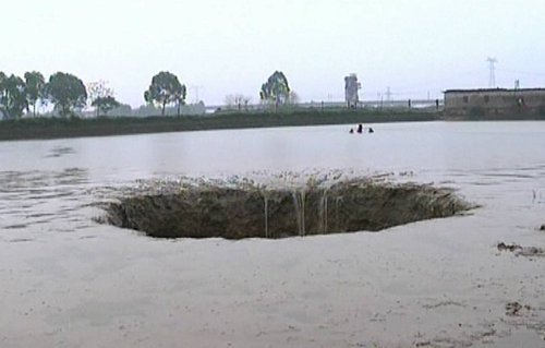 一夜之间,五万多斤鱼不翼而飞,看到鱼塘底部后,男子懵了！