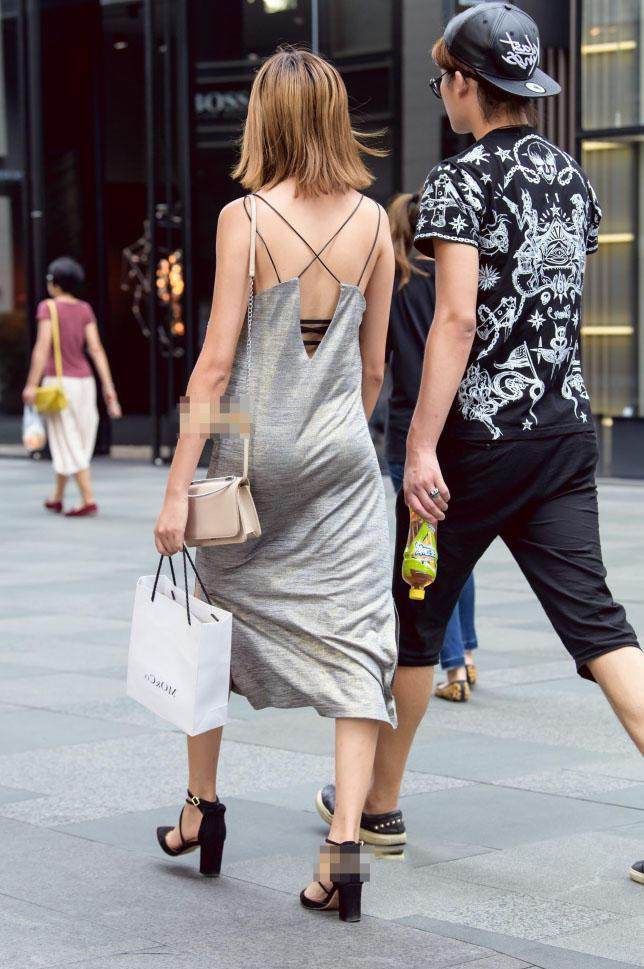 窈窕小姐姐穿着银色吊带连衣裙, 娇小的身材也很有女人味儿