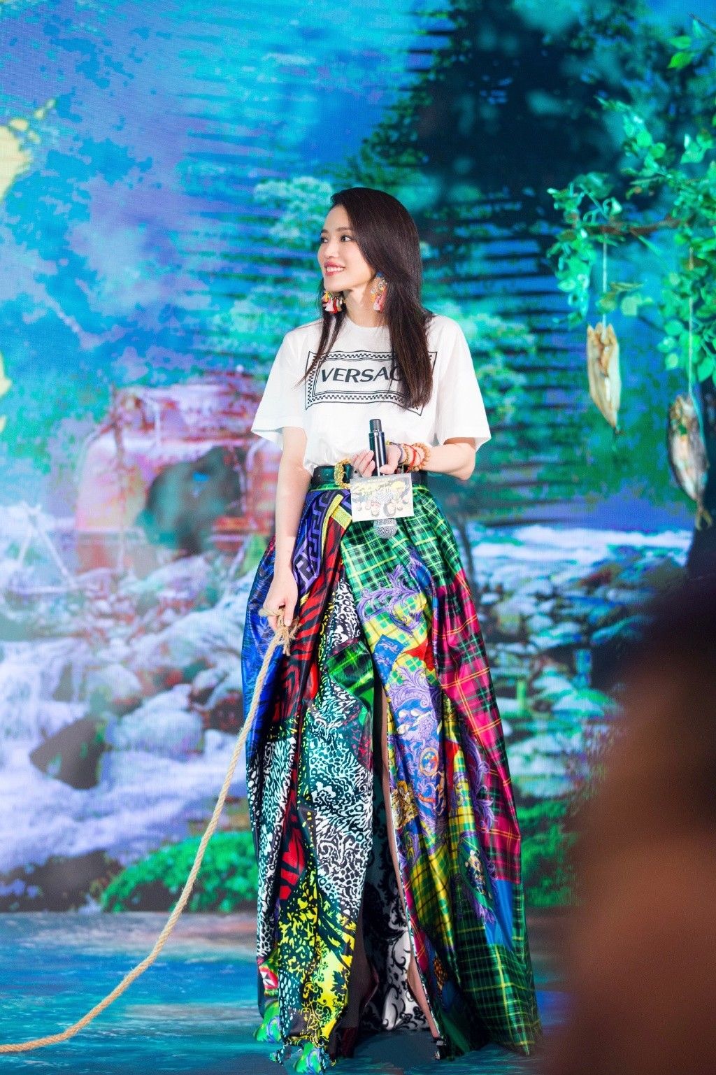 42岁舒淇厉害了，仅仅是穿对了一条星空裙，轻松嫩回18岁