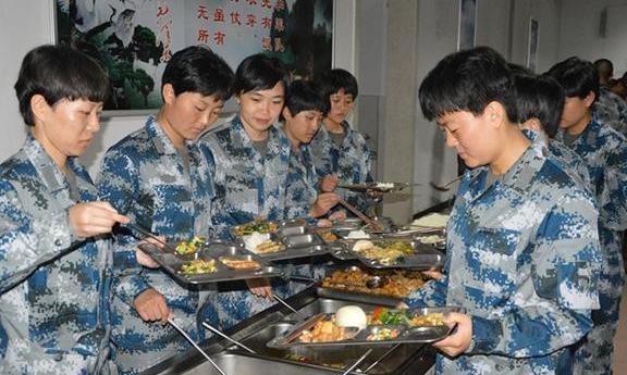 部队有剩菜剩饭吗? 如果出现浪费会怎样? 老兵: 后果非常严重