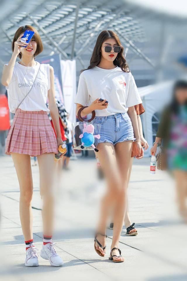 街拍：小姐姐休闲时尚尽显迷人身段，非常有女人味。