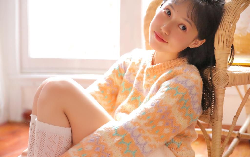 白丝美女诱人长腿性感毛衣美女图片