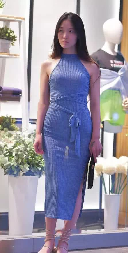 包臀裙的裙摆越长,小姐姐的女人味就越浓烈