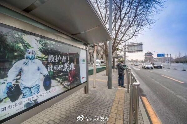  飞奔：飞奔身影被抓拍，武汉女护士海报登上北京前门站台