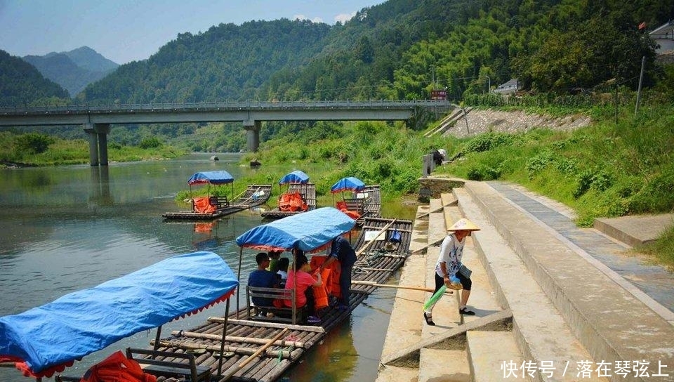 山村大妈在箩筐里装满玩具，逢人边追边说好话，看看干啥