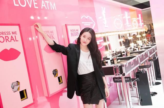 张雪迎有点恶趣味了，穿着“口袋裤”就出门，化妆品都藏裤兜了？