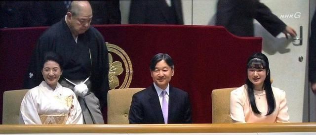  [和纪子妃]天皇一家亮相，雅子皇后穿和服显古韵美，独女水桶腰眯缝眼太路人