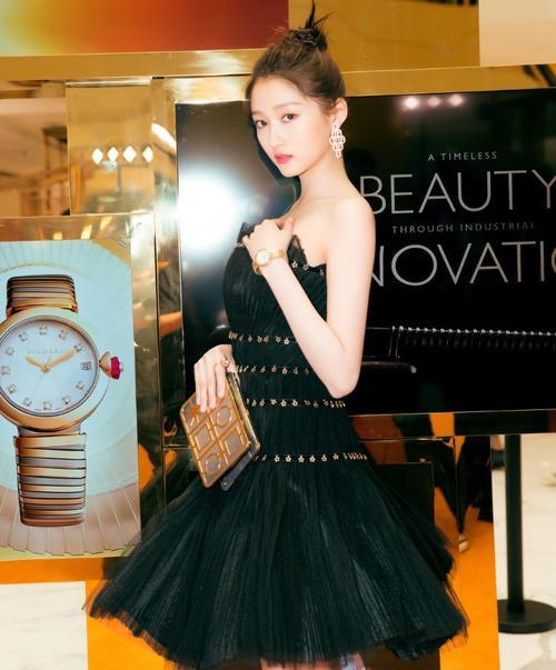 关晓彤衣品开挂，穿抹胸裙尽显高贵气质，能拿出来秀的不只有腿！