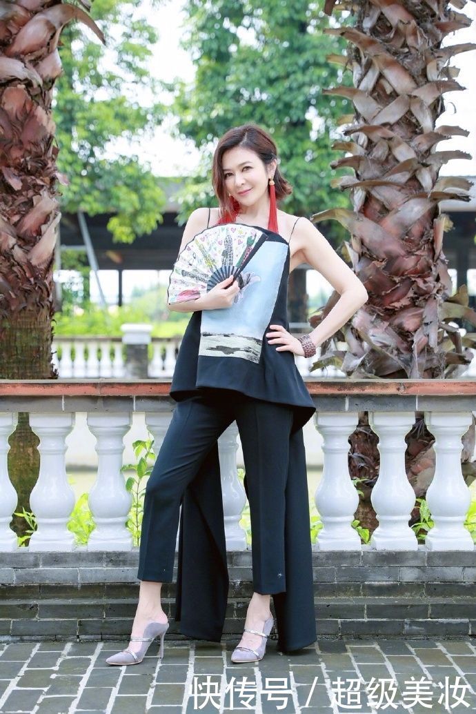 54岁关之琳宝刀未老，大红唇无敌了，网友：女神坐姿了解一下！