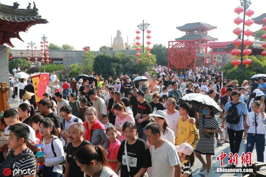 国庆假期 多地景区迎来客流高峰