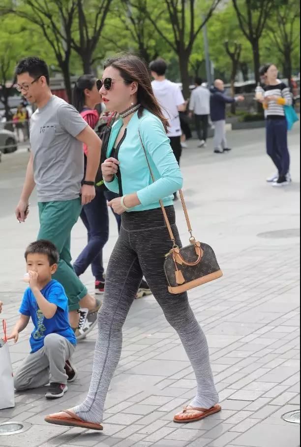 街拍：高冷范儿有气质，超美也很酷的一个姐