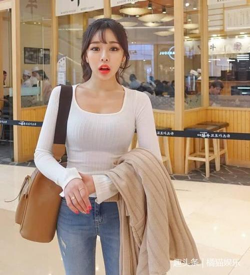 街拍，身材完美的小姐姐穿紧身衣搭配牛仔裤，身材更显高挑动人！