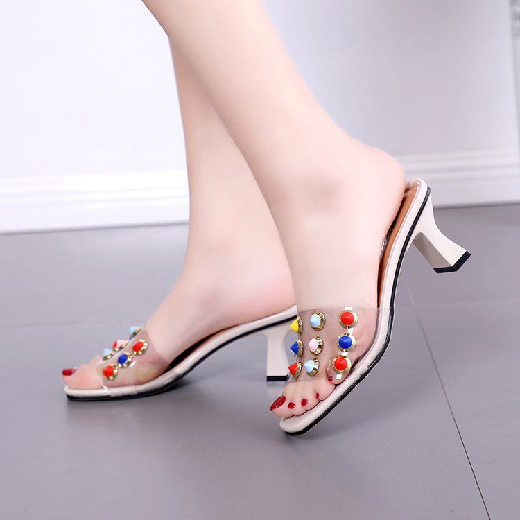 鞋子好不好只有脚知道，高跟拖鞋显玉足白嫩，拉长双腿线条更撩人