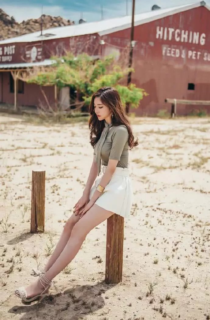 颜值高气场强的精致美女，荒芜的氛围造就空灵美感，长腿要逆天了