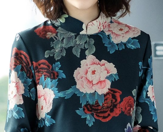 48岁老婆真时髦，穿上这种“改良旗袍”秋裙，遮肉显瘦又减龄